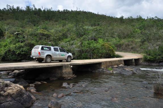 Atravessando rio na estrada para as ruínas mayas de Caracol, em Belize, quase na fronteira com a Guatemala